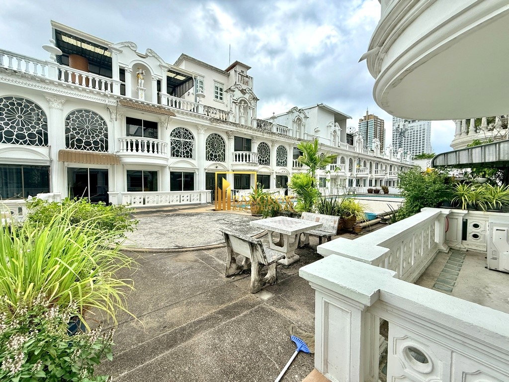 รูป Leo Classic Place | Renovated 3 Bed Townhouse in Thonglor - BR49083TH - รูปที่ 1/40
