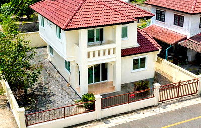 เช่าบ้านเดี่ยว ม.กรุงเทพ ศูนย์รังสิต : สนามกอล์ฟเมืองเอก 2.7 กม. ม.รังสิต 3.3 กม. บ้านเดี่ยว 2 ชั้นโปร่ง 3 นอน 2 น้ำ แยกบางพูน 1.5 กม. 35 ตร.ว. 140 ตร.ม.