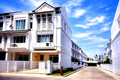 Townhouses for rent Big C Extra Rama 4 : 3-story corner townhouse for rent in Terrace Tiwanon project. Near MRT Ministry of Public Health. 21 sq.wah, 185 sq.m usable area.
