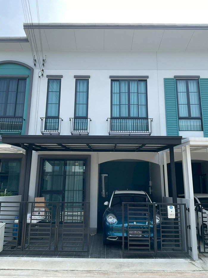 รูป ทาวน์โฮม อณาศิริ ศรีนครินทร์ เทพารักษ์ พื้นที่ใช้สอย 99 ตรม  พื้นที่ดิน 16.20 ตรว  2 ห้อง 3 ห้องน้ำ 1 ห้องครัว 1 ห้องนั่งเล่น  มีโซนซักล้าง หลังบ้าน  - รูปที่ 42/71