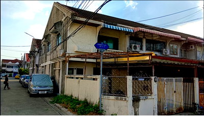 Townhouses for rent Bangkok : Newly renovated townhouse for rent, Ladprao 47, Soi 9-5, 2 stories, 26 sq.wa., 2 parking spaces. Near MRT.