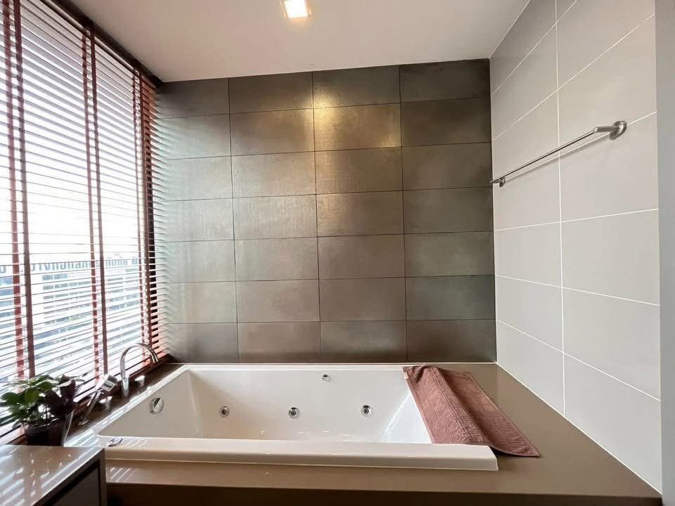 รูป LTHC15162 🐶🏙️ City Living with Iconic View | Pet-Friendly Condo Surasak | 70,000 THB/Month - รูปที่ 4/4