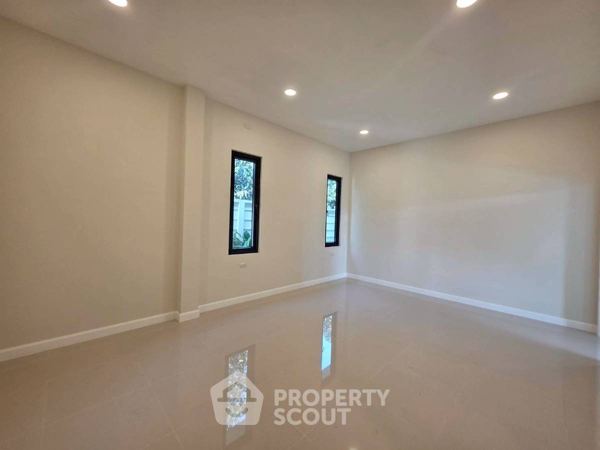 รูป วิลล่า 3-ห้องนอน ที่ หมู่บ้าน การ์เดนวิลล์ 9 ใกล้ เมืองพัทยา (ID 2832171) - รูปที่ 4/13