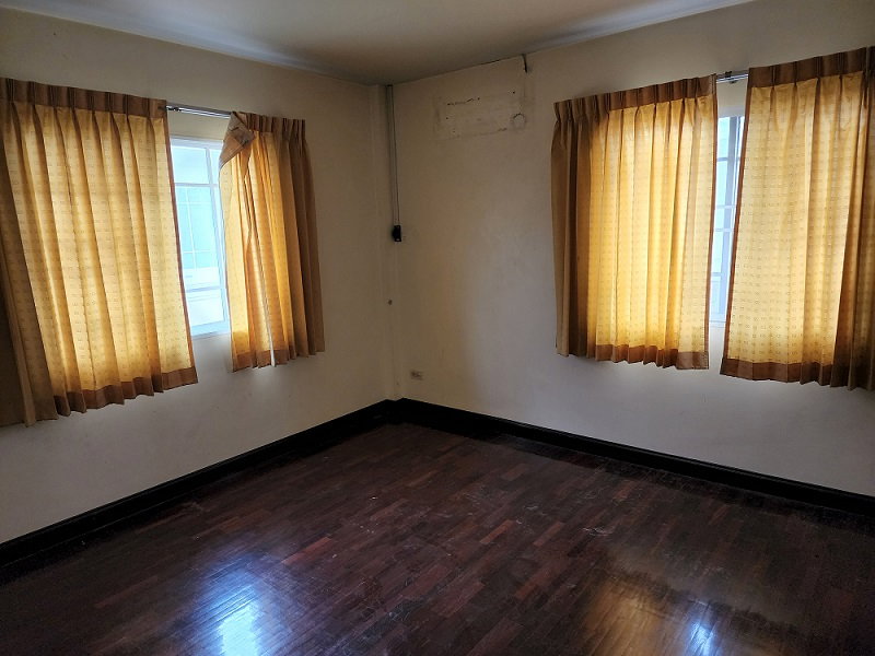 รูป บ้าน 2 ชั้น เนื้อที่ 65 ตร.ว. ม.นลินวิลล์ 5 ถ.เคหะร่มเกล้า เขตลาดกระบัง กทม. - รูปที่ 4/6