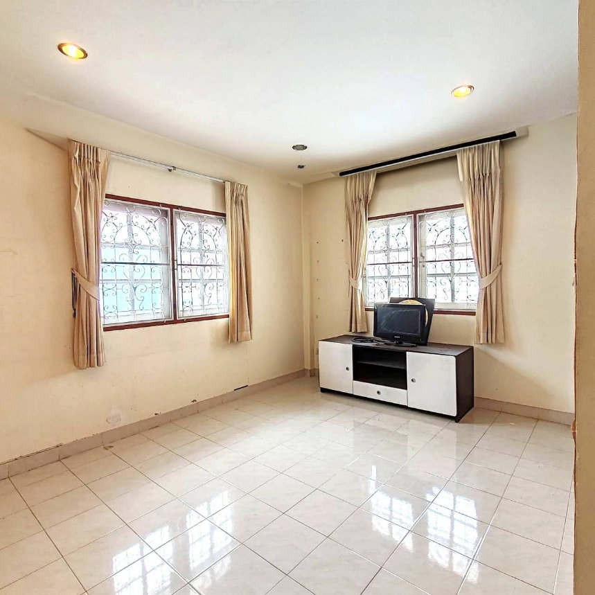 รูป ✨ ขายบ้านเดี่ยว หมู่บ้าน ช.รุ่งเรือง 6 | ถนนเมน | 54 ตร.วา | 6 ห้องนอน | พร้อมอยู่ ใกล้ MRT & เซ็นทรัลเวสต์เกต 🏡 - รูปที่ 4/13