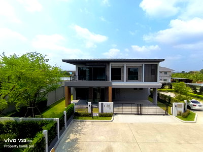 Houses for sale : Two-story detached house for sale in Bangkok Boulevard Ratchaphruek-Pinklao. Corner plot, 78.8 square wah.