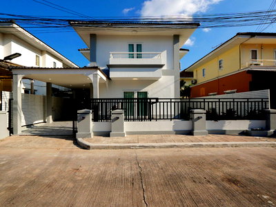 Houses for sale Chonburi : Luxury Two-Storey House for Sale in Pattaya (Chaiyaphruek 1 Area)