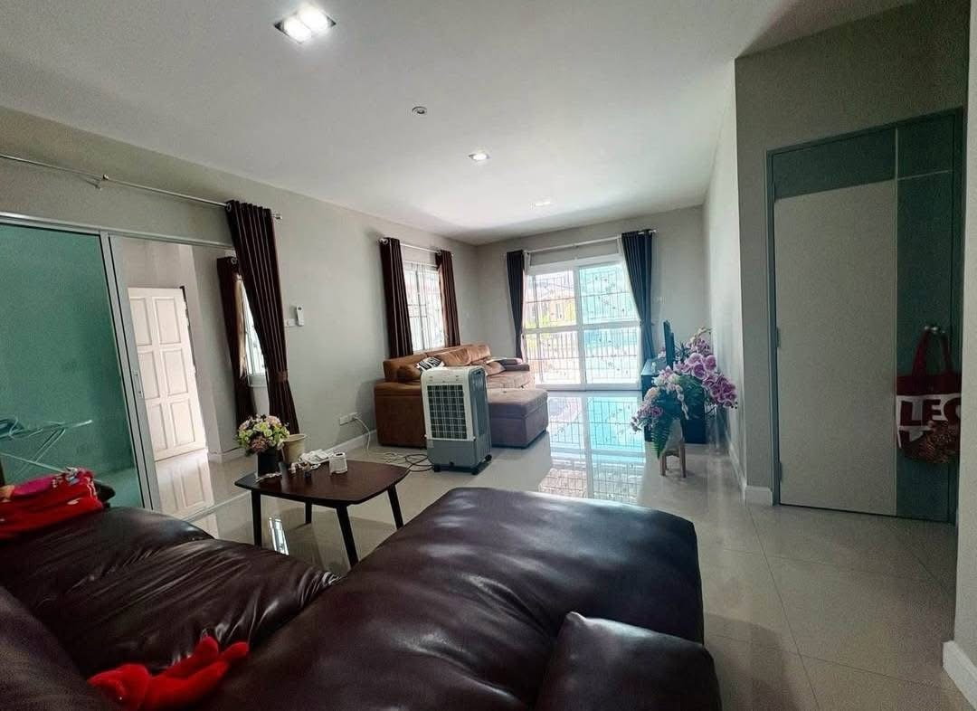 รูป ให้เช่า! บ้านเดี่ยว, 4 ห้องนอน, ตกแต่งครบ หมู่บ้านกาญกนก 20 รวมโชค พื้นที่ใช้สอย 155 ตรม. - รูปที่ 2/9