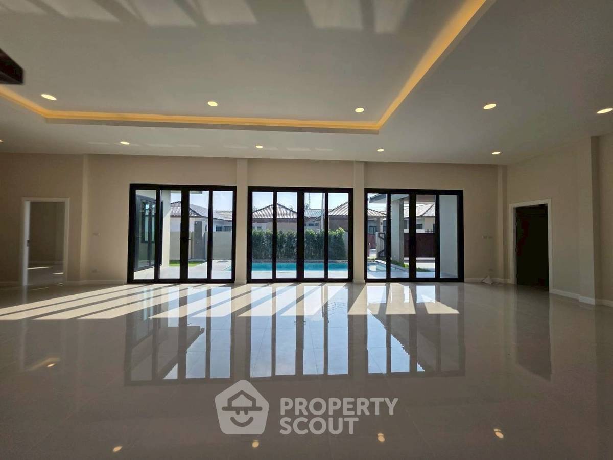 รูป วิลล่า 3-ห้องนอน ที่ หมู่บ้าน การ์เดนวิลล์ 9 ใกล้ เมืองพัทยา (ID 2832171) - รูปที่ 5/13