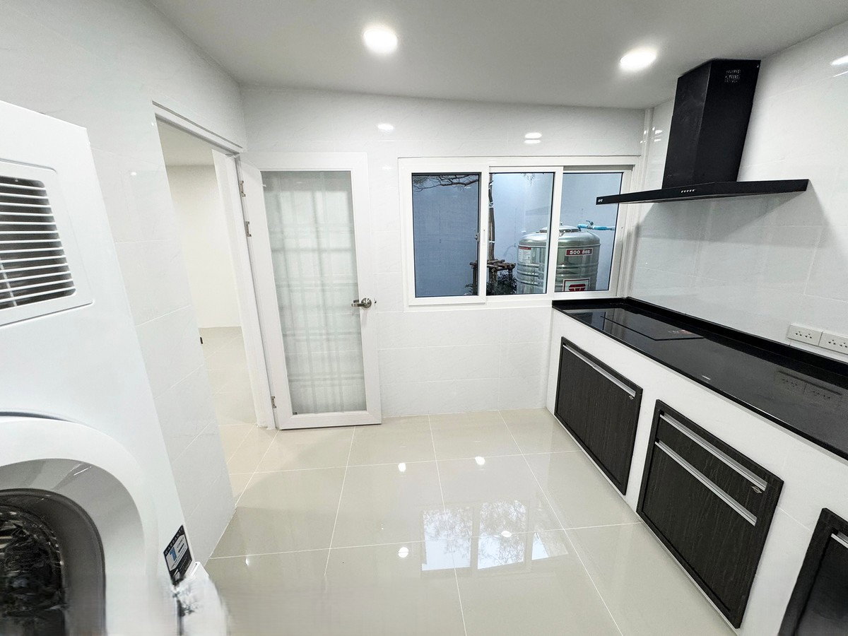 รูป R168 ขายด่วน  ทาวน์เฮ้าส์รีโนเวทใหม่ทั้งหลัง ลาดพร้าว 93  ใกล้ MRT มหาดไทย เพียง  5.5 ล้านบาทเท่านั้น - รูปที่ 10/20