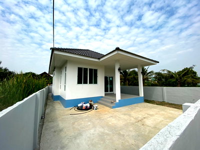 Houses for sale Nong Chok : For sale: Ready-to-move-in detached house, 50 sq.wa., can be used as a storage warehouse.  Suwinthawong 47. 