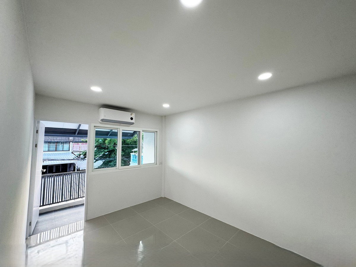 รูป R168 ขายด่วน  ทาวน์เฮ้าส์รีโนเวทใหม่ทั้งหลัง ลาดพร้าว 93  ใกล้ MRT มหาดไทย เพียง  5.5 ล้านบาทเท่านั้น - รูปที่ 16/20
