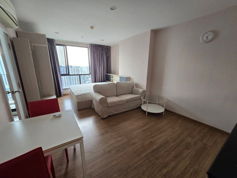 T231 Condo for rent, The Tree Interchange, studio room, river view, beautiful room, fully furnished, with washing machine.