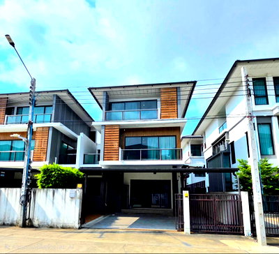 บ้านแฝด เมกะ บางนา : ขายบ้านแฝด 3 ชั้น หลังใหญ่ ทำเลสวนหลวง ร.9 ใกล้ Mega บางนา
