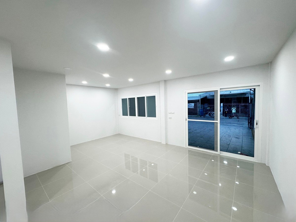รูป R168 ขายด่วน  ทาวน์เฮ้าส์รีโนเวทใหม่ทั้งหลัง ลาดพร้าว 93  ใกล้ MRT มหาดไทย เพียง  5.5 ล้านบาทเท่านั้น - รูปที่ 4/20