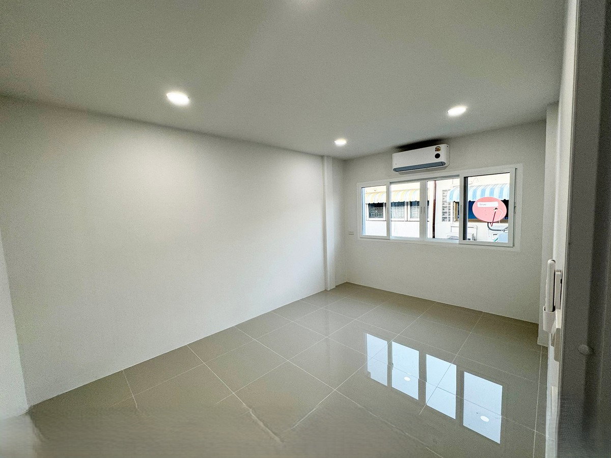 รูป R168 ขายด่วน  ทาวน์เฮ้าส์รีโนเวทใหม่ทั้งหลัง ลาดพร้าว 93  ใกล้ MRT มหาดไทย เพียง  5.5 ล้านบาทเท่านั้น - รูปที่ 19/20