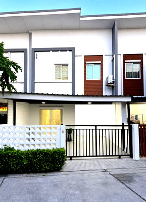 Townhouses for sale Nong Prue, Chonburi : Beautiful townhome at Lio (Lalin) Noen Plub Wan, ready to move in. Convenient transportation.
