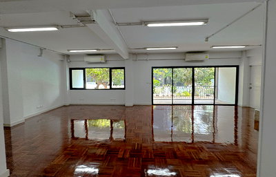 Retail spaces for rent Sukhumvit Road : 📢 Renovated Space for Rent at Asoke. Walking to BTS & MRT only 5 minutes. Suitable for business ** NO CO-AGENT **
