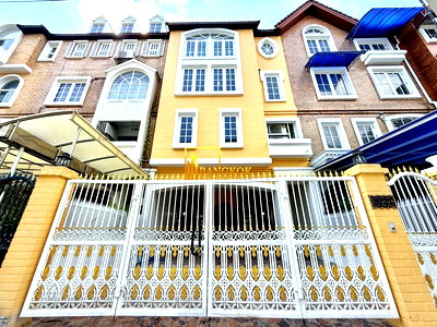 เช่าทาวน์โฮม ถนนพระราม 4 : Yenakart Residence | Renovated 5 Bedroom Townhouse For Rent - BR28337SH