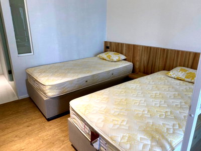 Condos for rent : Triple Y Residence【𝐒𝐄𝐋𝐋 & 𝐑𝐄𝐍𝐓】🔥 A white and wood-toned room with a clean, minimalist design.🔥 Contact Line ID: @hacondo