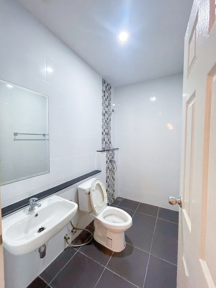 picture House for Rent in Prime Location - 8/18