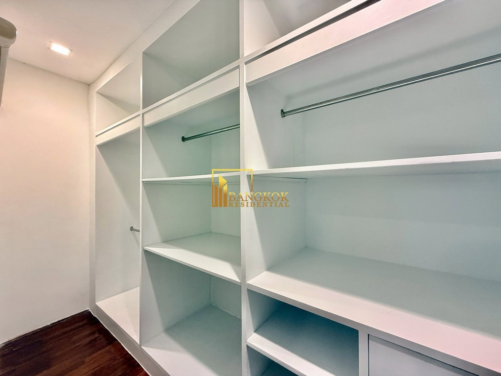 รูป Renovated 4 Bedroom Apartment For Rent in Sukhumvit 13 - BR20930AP - รูปที่ 26/53