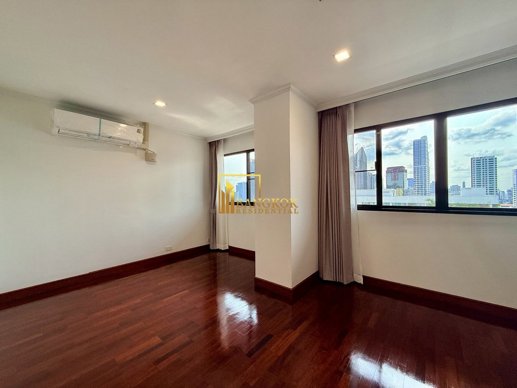 รูป Renovated 4 Bedroom Apartment For Rent in Sukhumvit 13 - BR20930AP - รูปที่ 33/53