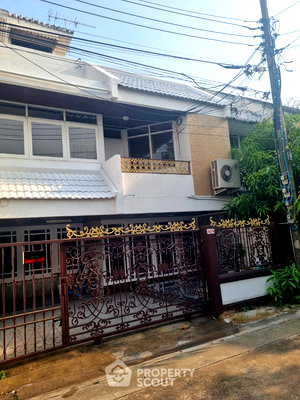 Townhouses for rent Soi Ekamai (Sukhumvit 63) : 5-BR Townhouse near BTS Ekkamai (ID 2245158)