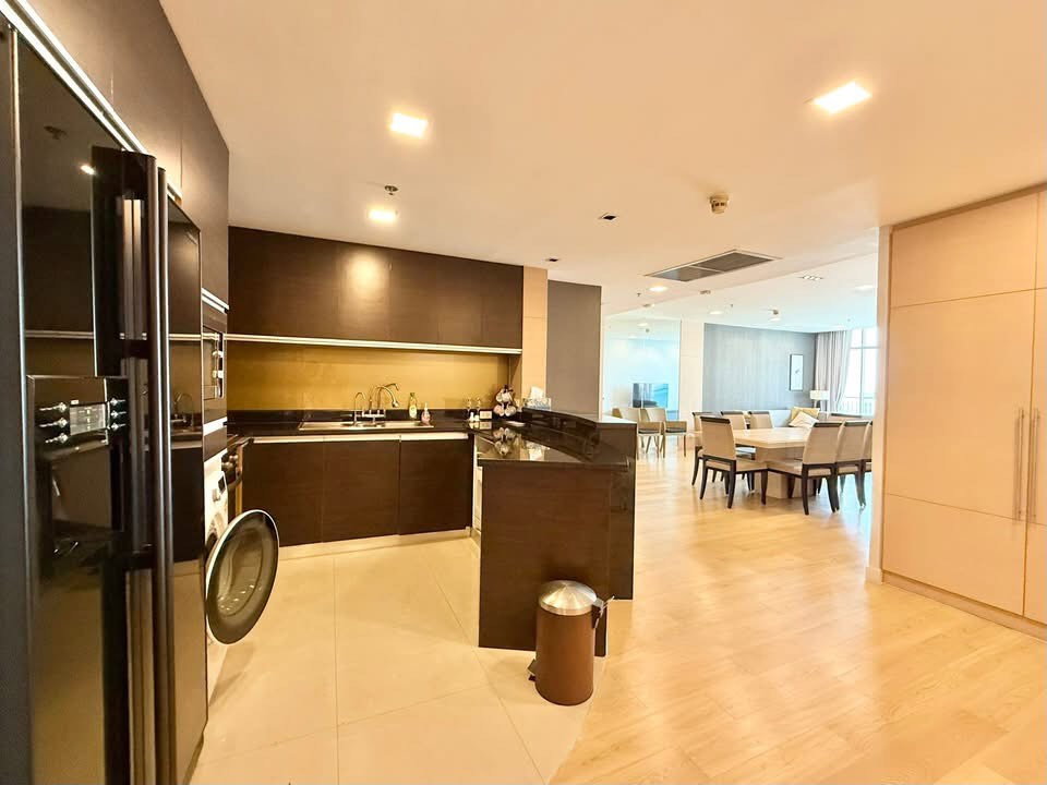picture Urbana                          Sathorn  - 15/18