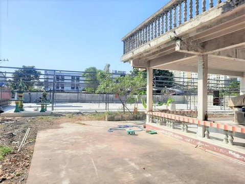 Land for sale with buildings, Lasalle 43