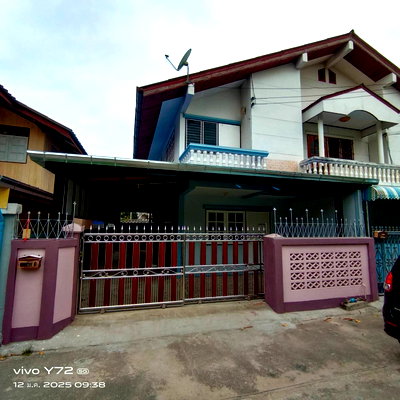 Townhouses for rent Don Hoi Lot : Two-story townhouse for rent, 6,000 baht per month. Parking available inside the house. Mae Klong Subdistrict, Mueang District, 