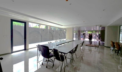 Retail spaces for rent Sukhumvit Road : Brand new shop at Phrom Phong, suitable for all types of businesses ** NO CO-AGENT **