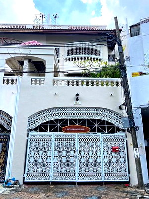 เช่าทาวน์โฮม ถนนพระราม 4 : HR3436ให้เช่าบ้านหรูใจกลางเมือง เอกมัย ซอย 4 พื้นที่กว้าง 450 ตร.ม. ใกล้ BTS เอกมัย ตอบโจทย์ทั้งการอยู่อาศัยแบบครอบครัวใหญ่หรือทำเป็นโฮมออฟฟิศ