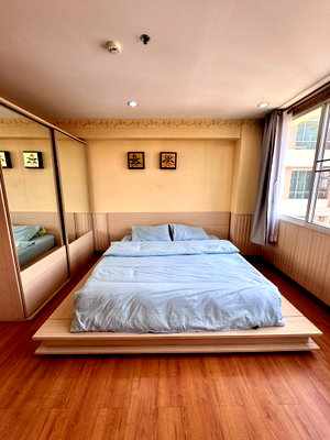 Condos for sale : Condo for sale in Sriracha. Corner unit with open city view and great atmosphere.
