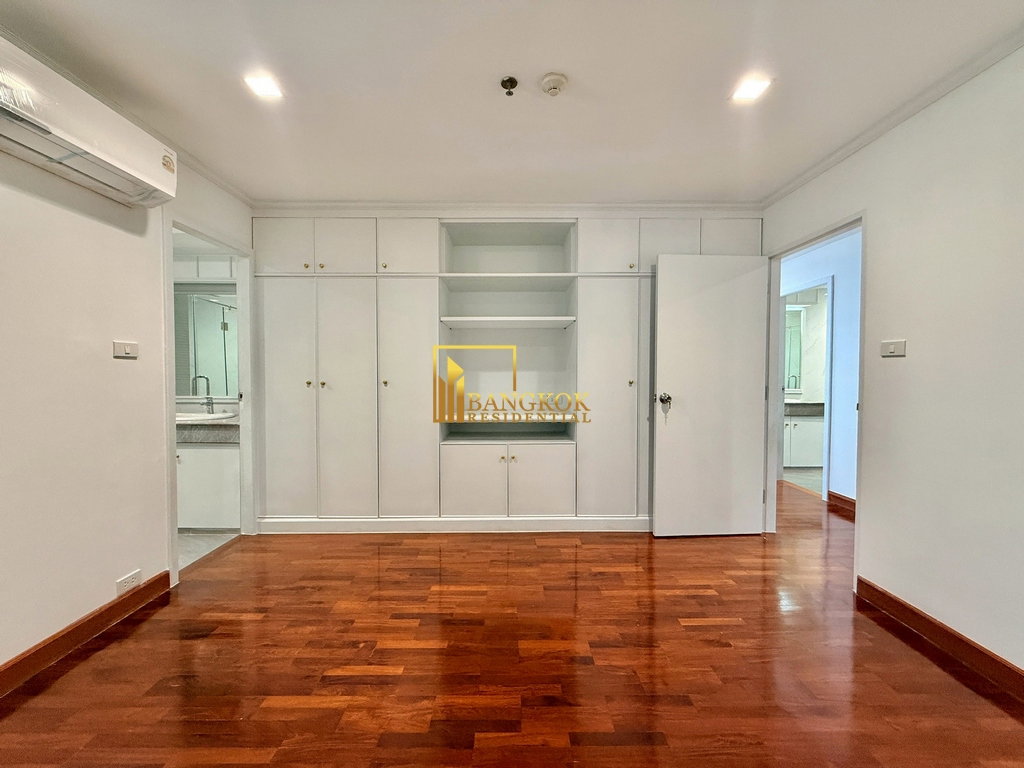 รูป Renovated 4 Bedroom Apartment For Rent in Sukhumvit 13 - BR20930AP - รูปที่ 31/53