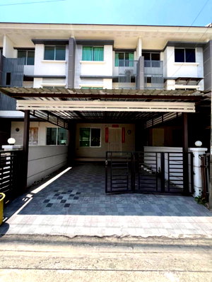 Townhouses for rent Samut Prakarn : Townhome for rent in Town Plus Theparak project, located on the main road. 157 sq m, 27 sq wa.