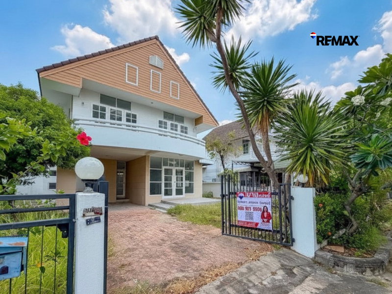 Houses for sale : Home Place Ramkhamhaeng 140 Project — Land area 70 sq.wah, located near Ascot International School and the Orange Line MRT (Nomklao Station)
