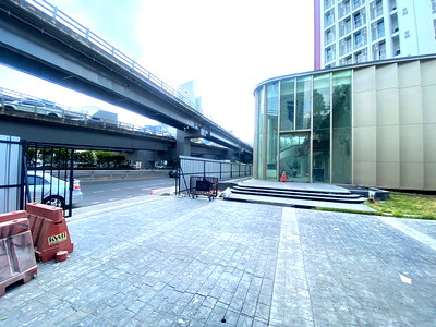 เช่าสำนักงาน ถนนพระราม 4 : ให้เช่าอาคาร 1.5 ชั้น พร้อมที่ดิน ใจกลางเมือง / ติดถนนพระราม 4 เขตบางรัก ใกล้ MRT สามย่าน 300 เมตร / เหมาะหลากหลายธุรกิจ ทำโชว์รูมได้ เช่าระยะยาวได้