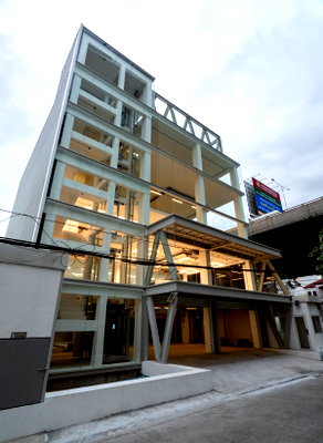 เช่าอาคารพาณิชย์ สถาบันเทคโนโลยีไทย-ญี่ปุ่น : ให้เช่าอาคารโมเดิร์น 6 ชั้น (รวม Rooftop) ทำเลศักยภาพ พระราม 9 ซอย 54 (N.2106)