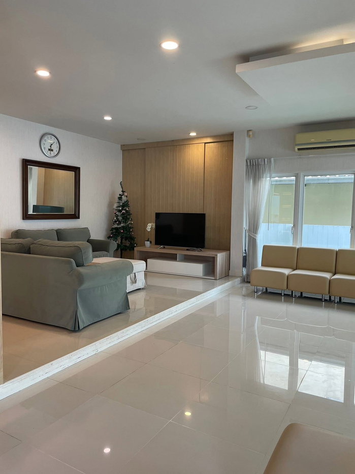 รูป 🏡 ให้เช่าบ้านเดี่ยวหรู พร้อมเข้าอยู่ โครงการหมู่บ้าน รัชชา 5 4 ห้องนอน 3 ห้องน้ำบ้านสวยสไตล์โมเดิร์น ตกแต่งครบ พร้อมเฟอร์นิเจอร์ เข้าอยู่ได้ทันที - รูปที่ 4/11