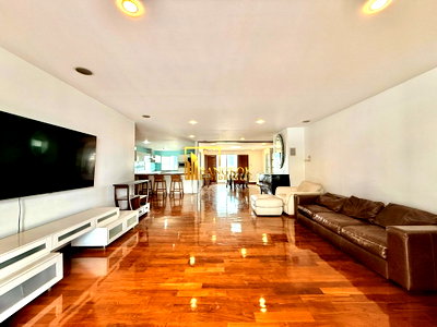 Condos for rent : Regent on the Park 2 | Spacious 3 Bedroom Condo in Ekkamai - BR5976CD