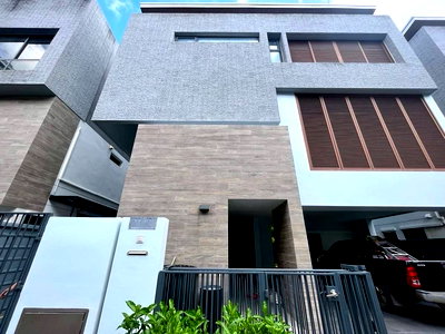Houses for rent Bangkok : WS7304 🏡✨ Luxury detached house for rent at Parc Priva Rama 9, with a private elevator! Only 220,000 THB/month.