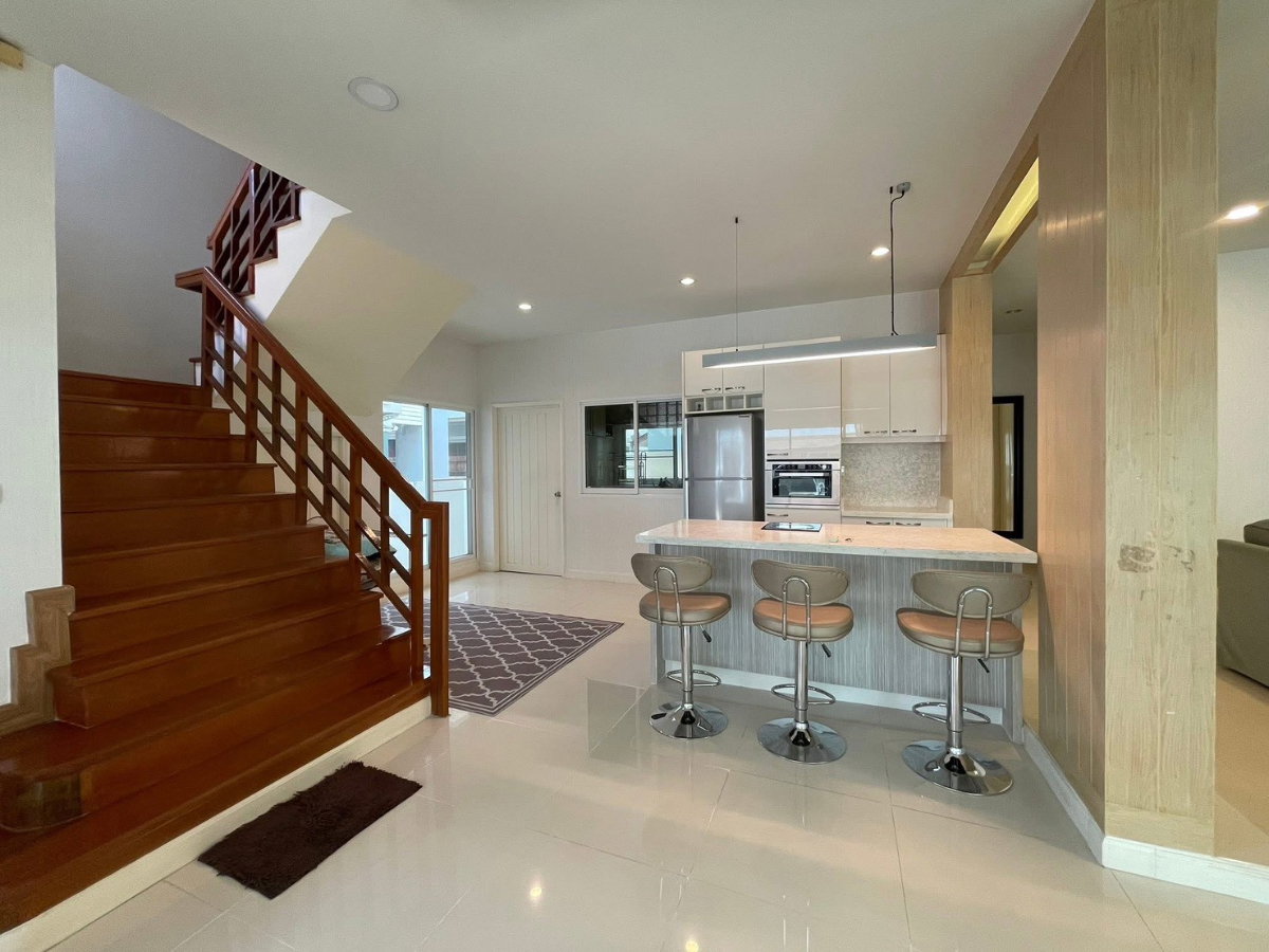 รูป 🏡 ให้เช่าบ้านเดี่ยวหรู พร้อมเข้าอยู่ โครงการหมู่บ้าน รัชชา 5 4 ห้องนอน 3 ห้องน้ำบ้านสวยสไตล์โมเดิร์น ตกแต่งครบ พร้อมเฟอร์นิเจอร์ เข้าอยู่ได้ทันที - รูปที่ 6/11