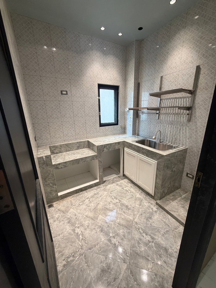 รูป WS7305 🏗️ ให้เช่า! โฮมออฟฟิศ 2 ชั้น ติดถนนพระราม 9 ใกล้เดอะไนน์ เช่าเพียง 150,000 บาท/เดือน - รูปที่ 9/17