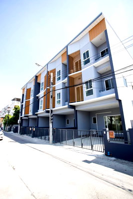 ทาวน์โฮมให้เช่า : 🏡เช่าด่วน 25,000 บาท ** ว่างกลาง พ.ค 69 🏰ทาวน์​โฮม 3 ชั้น ล้ำเลิศทาวน์โฮม หลังมุม!!!  🏡โครงการใหม่ ย่าน สวนหลวง ถนนเฉลิมพระเกียรติ 14 แยก 18 