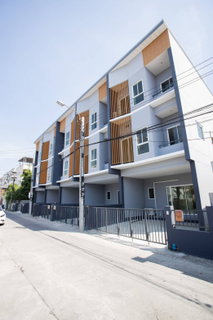 รูปภาพ 🏡เช่าด่วน 25,000 บาท ** ว่างกลาง พ.ค 69 🏰ทาวน์​โฮม 3 ชั้น ล้ำเลิศทาวน์โฮม หลังมุม!!!  🏡โครงการใหม่ ย่าน สวนหลวง ถนนเฉลิมพระเกียรติ 14 แยก 18 