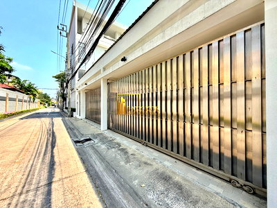 เช่าบ้านเดี่ยว กรุงเทพมหานคร : Incredible 6 Bedroom House For Rent in Phra Khanong Area - BR28166SH