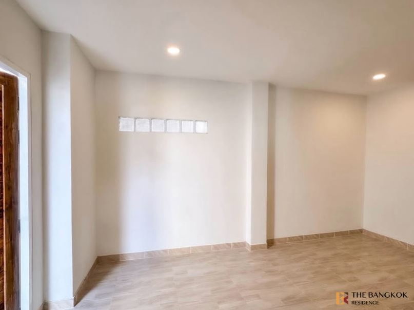 รูป 🏡ขายทาวน์โฮม Baan Klang Muang Rama 9 - Ladprao รีโนเวทใหม่ทั้งหลัง ใกล้เลียบด่วนและทางด่วน🌳 - รูปที่ 9/14