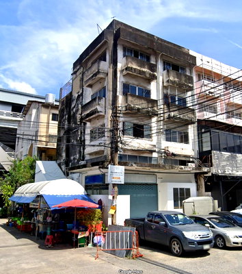เช่าอาคารพาณิชย์ กรุงเทพมหานคร : ให้เช่าอาคารพาณิชย์ขนาดใหญ่ 2 ห้องทะลุกัน ห้องมุม ติดบันไดรถไฟฟ้า ทำเลลาดพร้าว