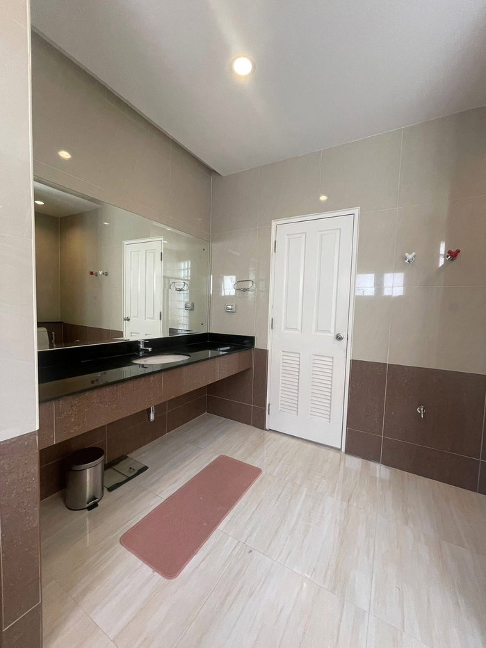 รูป 🏡 ให้เช่าบ้านเดี่ยวหรู พร้อมเข้าอยู่ โครงการหมู่บ้าน รัชชา 5 4 ห้องนอน 3 ห้องน้ำบ้านสวยสไตล์โมเดิร์น ตกแต่งครบ พร้อมเฟอร์นิเจอร์ เข้าอยู่ได้ทันที - รูปที่ 8/11